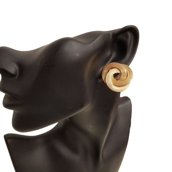 NAPIER RARE 1950s GOLDTONED TEXTURED INFINITY RING STYLE CLIP ON EARRINGS - Picture 1 of 4